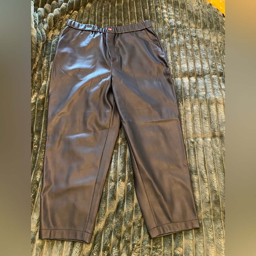 INC Black faux Leather cropped pant